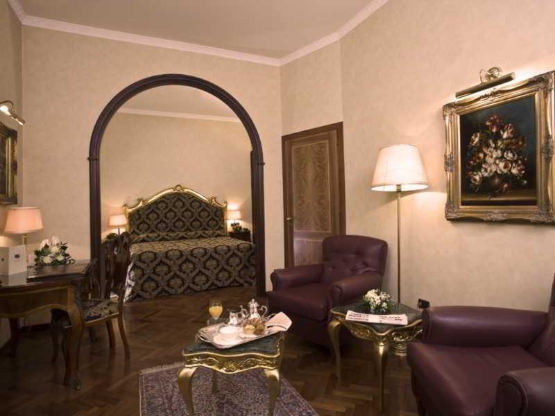 Hotel Vittoria Pesaro Exterior photo Suite