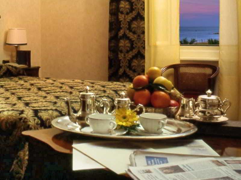 Hotel Vittoria Pesaro Exterior photo A room at the Waldorf Astoria