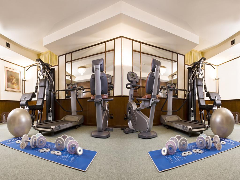 Hotel Vittoria Pesaro Exterior photo The gym at the hotel