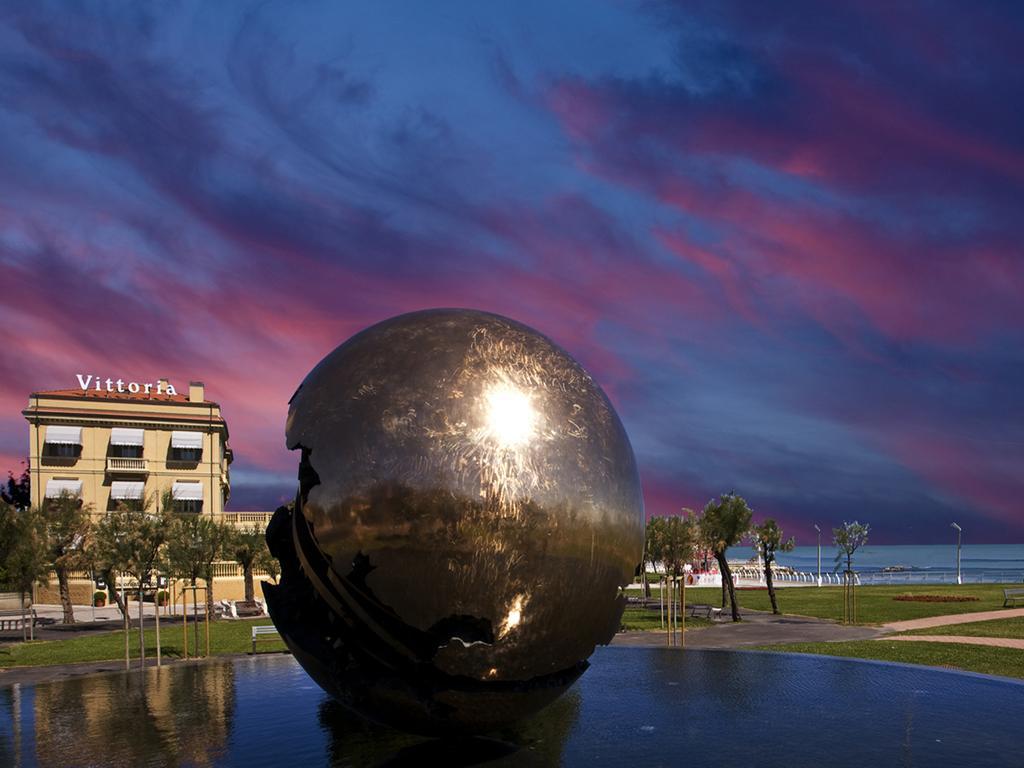 Hotel Vittoria Pesaro Exterior photo The Ball sculpture at dusk